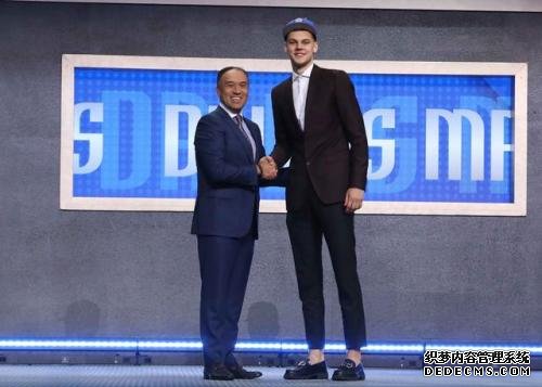 德维达斯-西尔维迪斯(右)。图片来源：NBA官网