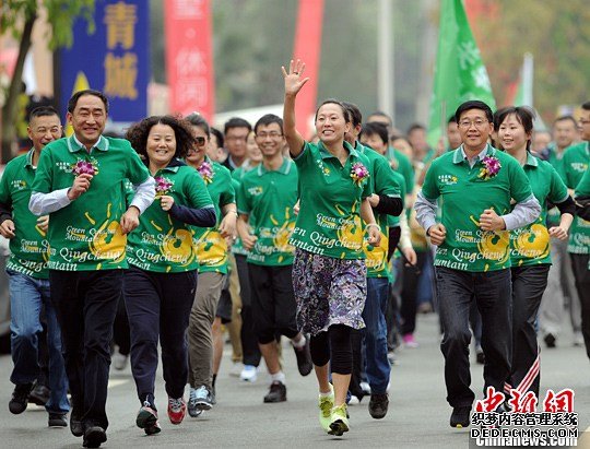 4月12日，以增强人们健身意识和健康理念的千人健康跑活动在成都都江堰市青城山下举行。奥运冠军王军霞、张山与当地千余民众一起展开了一场健康跑活动。/p中新社发 刘忠俊 摄