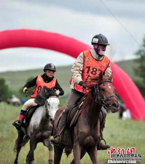 骑手们策马飞奔 韩春明 摄