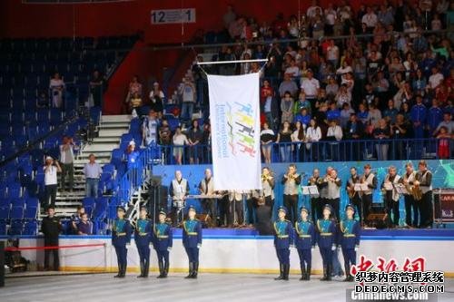当地时间7月10日，第53届国际少年运动会在乌法举行开幕式，运动会会旗徐徐升起。王修君 摄