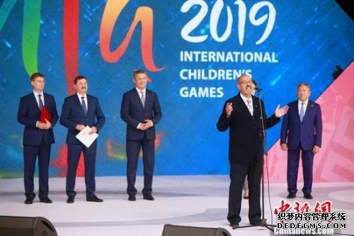当地时间7月10日，第53届国际少年运动会在乌法举行开幕式，国际少年运动会组委会主席托尔斯滕在讲话。王修君 摄