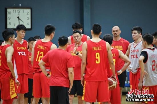 5月23日，正在备战2019年男篮世界杯的中国男篮集训队在北京举行公开训练课。图为主帅李楠在训练后为队员们作总结。/p中新社记者 崔楠 摄