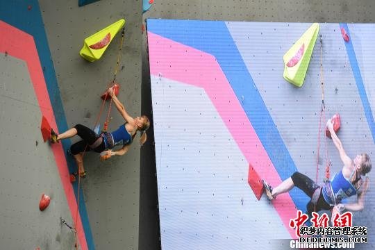 图为来自乌克兰的女运动员在10日进行的女子难度赛中。　何蓬磊 摄