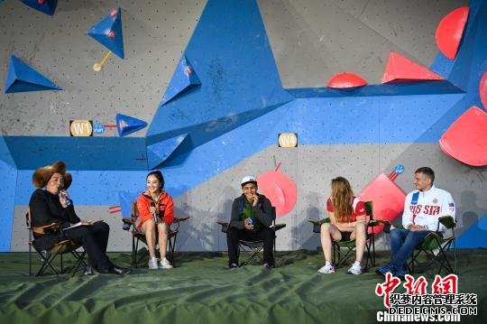 图为11日的比赛结束后，各个国家的运动员进行赛后分享。　何蓬磊 摄