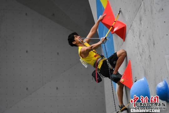 图为选手在10日的男子难度赛中。　何蓬磊 摄