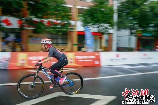 2019“为荷而来？花海骑行”建宁第四届自行车公开赛14日在福建省三明市建宁县开赛。供图