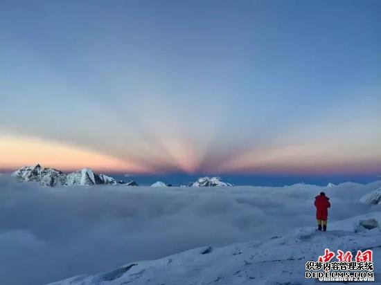 马纳斯鲁山峰的晚霞。图片来源中：受访者供图
