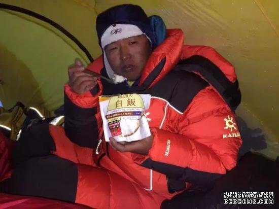 登山途中由于没有氧气瓶，文强人已经变形。图片来源：受访者供图