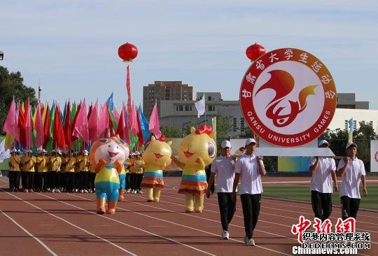 图为开幕式吉祥物与观众互动。　杨红丽 摄