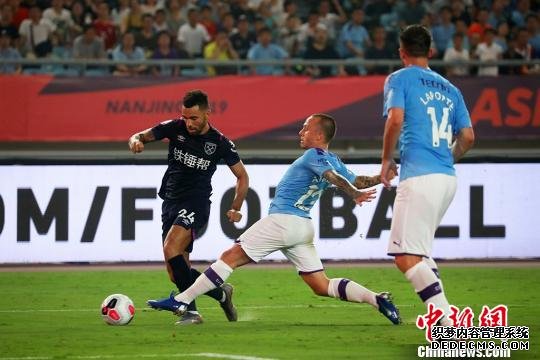 虽然天气很闷热，但球员们依然很拼。　泱波 摄