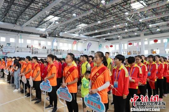 来自全国各地50余支代表队400余名运动员参赛。　沈云鹏 摄