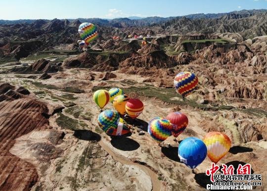 地处甘肃省河西走廊中部、祁连山下的张掖七彩丹霞旅游景区，以地貌色彩艳丽、层里交错、气势磅礴、场面壮观而称奇。　杨艳敏 摄